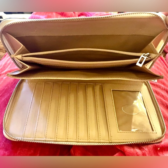 Guess 1981 Vintage XL Black & White
Wallet with many compartments - Picture 4 of 5